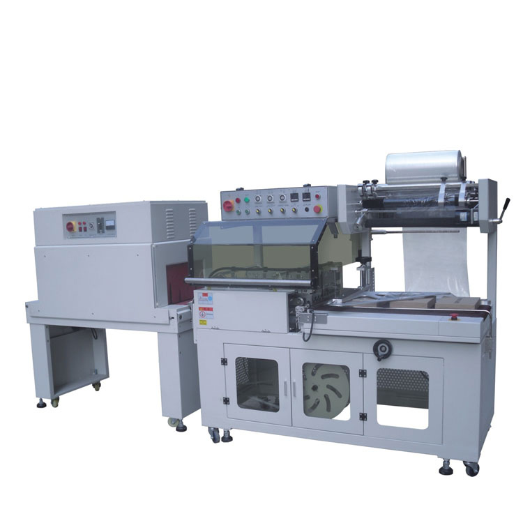 全自動L型封切熱收縮包裝機(jī)是熱縮包裝機(jī)中的組合型機(jī)械，是一款實(shí)用性很高，價(jià)格也比較容易接受的高端包裝機(jī)械設(shè)備，自動L型封切機(jī)和自動熱縮爐搭配使用，通過封切機(jī)將產(chǎn)品包裹好，通過熱縮爐的高溫，將熱縮膜緊緊包裹產(chǎn)品，達(dá)到美觀、保護(hù)產(chǎn)品的效果，這樣的組合包裝是市場比較先進(jìn)的包裝方式，今天小編就給大家介紹一下有關(guān)全自動L型封切熱收縮包裝機(jī)的優(yōu)點(diǎn)。   